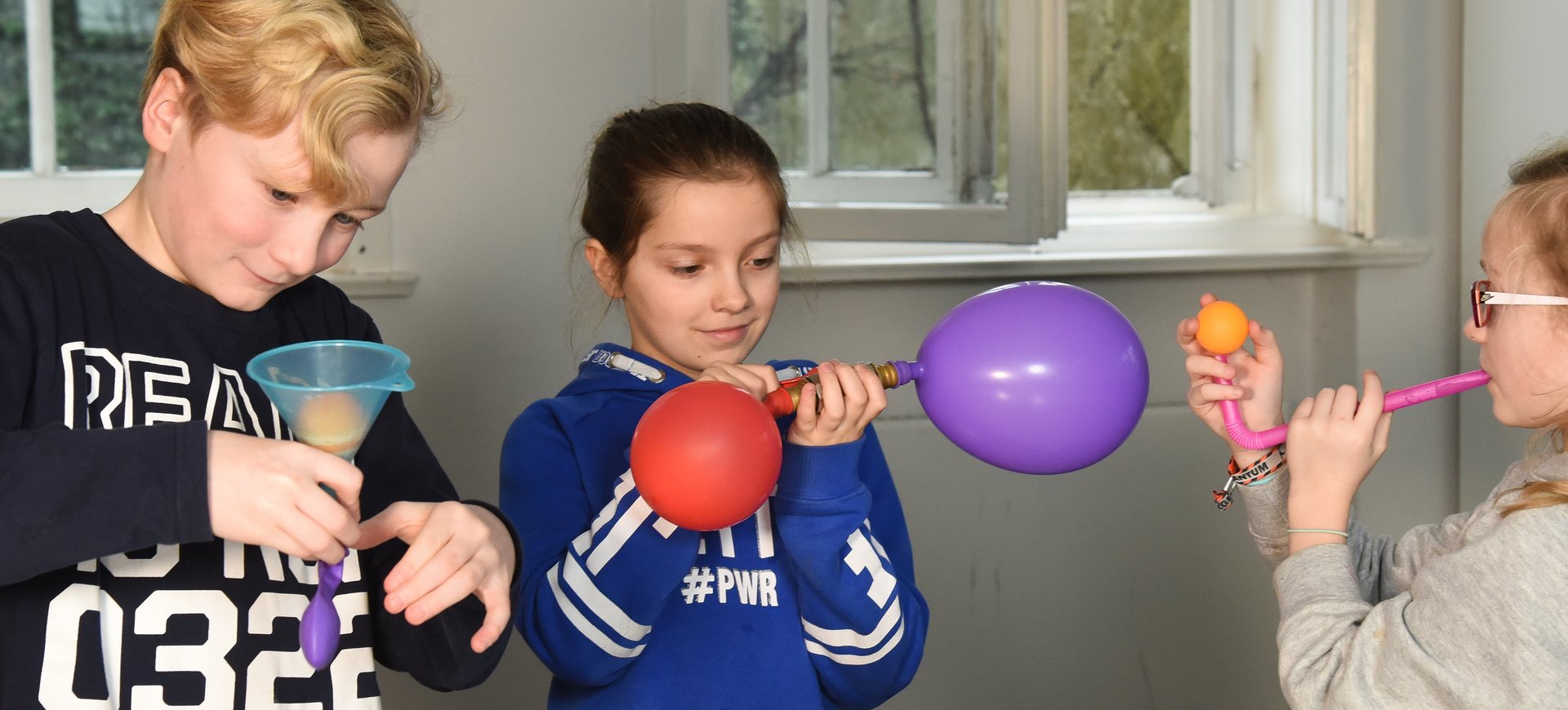 Kinder beim Experimentieren