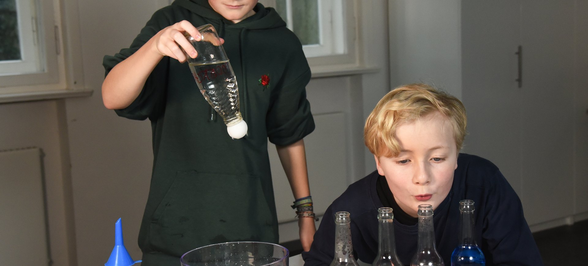 Kinder beim Experimentieren
