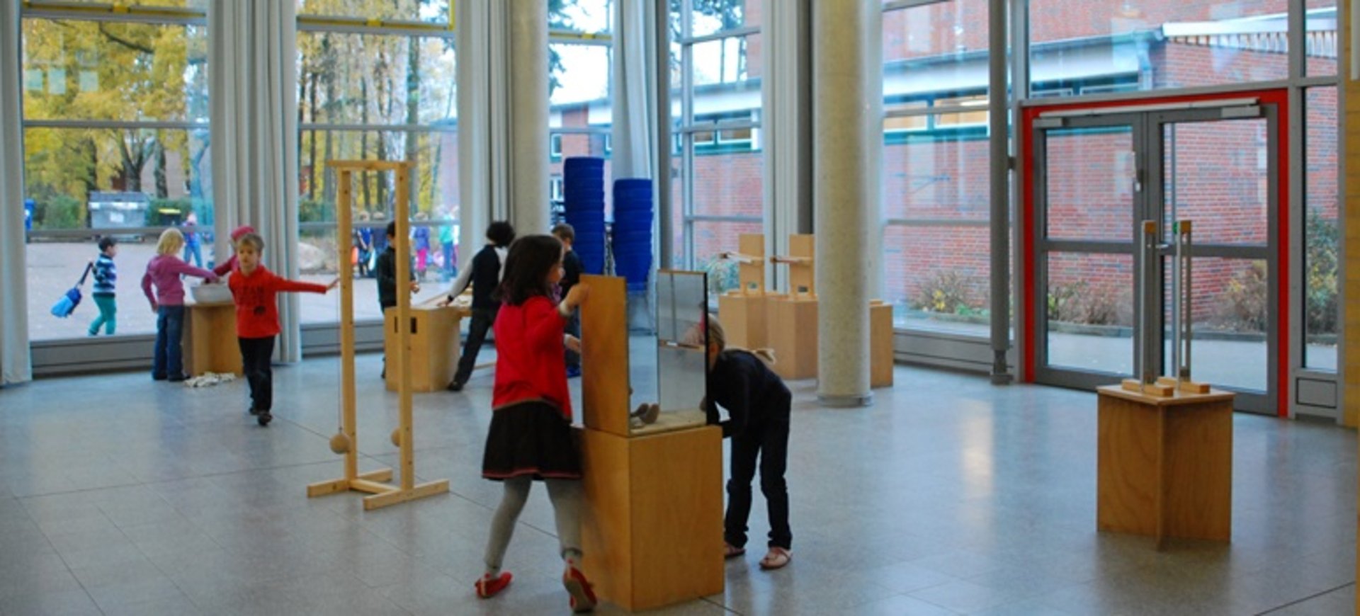 Miniphänomenta-Stationen in einer Schule